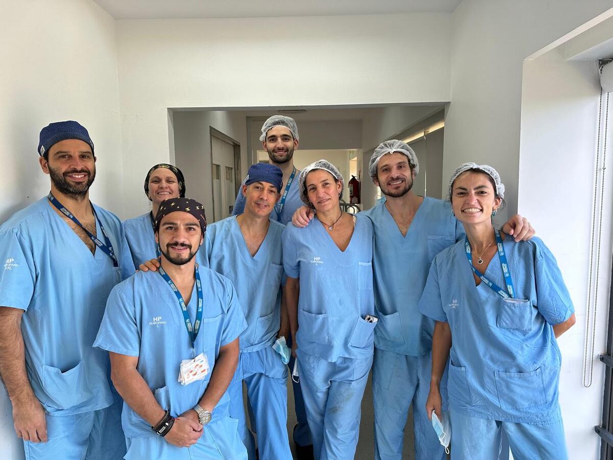 Equipo médico interviniente en la cirugía intrauterina.