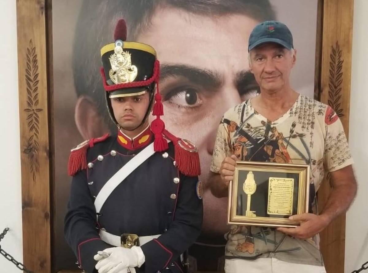 Juan Carlos Montamat fue nombrado Huésped de Honor de la ciudad de San Lorenzo por su vínculo con la familia San Martín. (Imagen cedida al sitio AG Noticias por el propio Montamat)