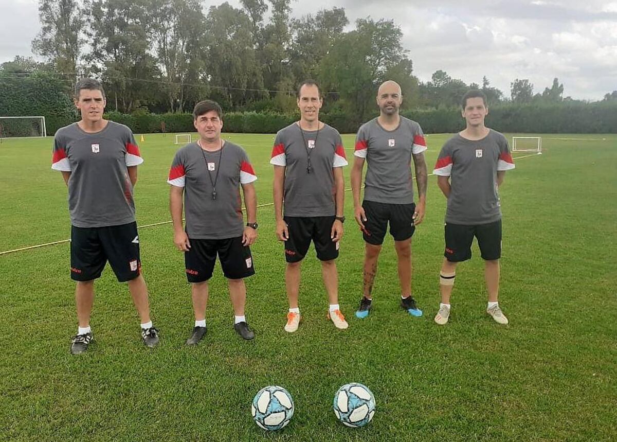 Clementz junto a Bovaglio y al resto del cuerpo técnico del "Gallito" (Foto: Prensa Morón).