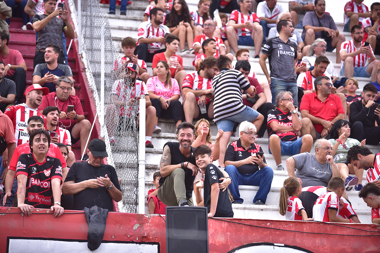 Fotos de hinchas de Instituto en el estadio Monumental en el partido ante Sarmiento de Junín para la Liga Profesional. (Ramiro Pereyra)