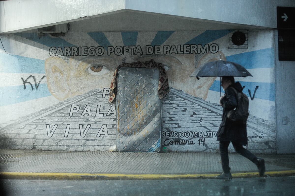 Lluvia y tormenta en la ciudad de Buenos Aires , ArgentinaGente con paraguas Zona de Palermo Foto Federico Lopez Claro