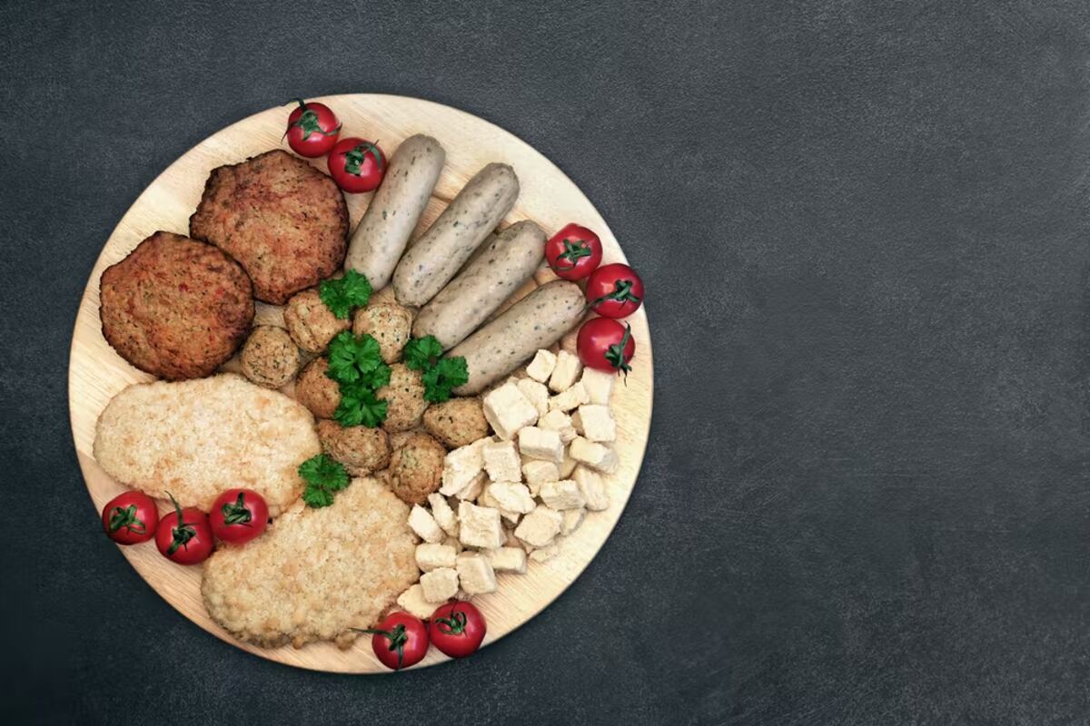 Plato con diversos preparados de proteína no cárnica. Shutterstock / marilyn barbone