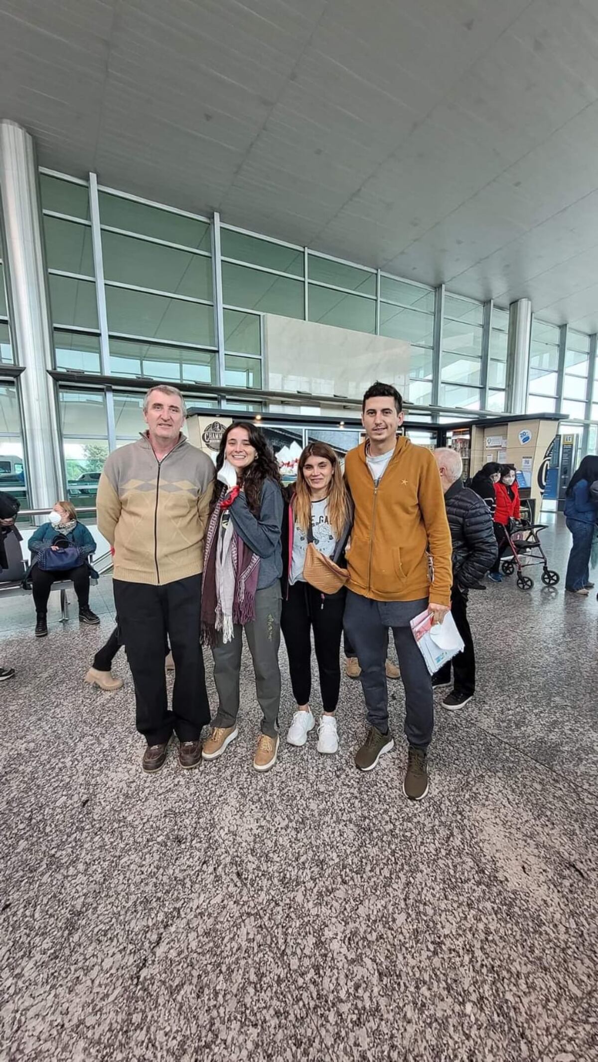 NOSTALGIA MIGRATORIA. De izq a der: Carlos Jeppesen, Mariam Jeppesen, Laura Yusyp y Marcos Castro Dalmaso el día que de la partida de Mariam con su pareja en el aeropuerto de Córdoba. (Gentileza)