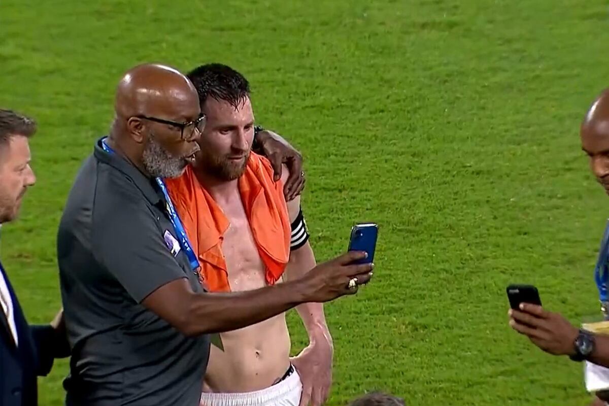 Integrantes de la selección de Curazao pidiéndole fotos a Messi. (Captura de TV | Archivo)