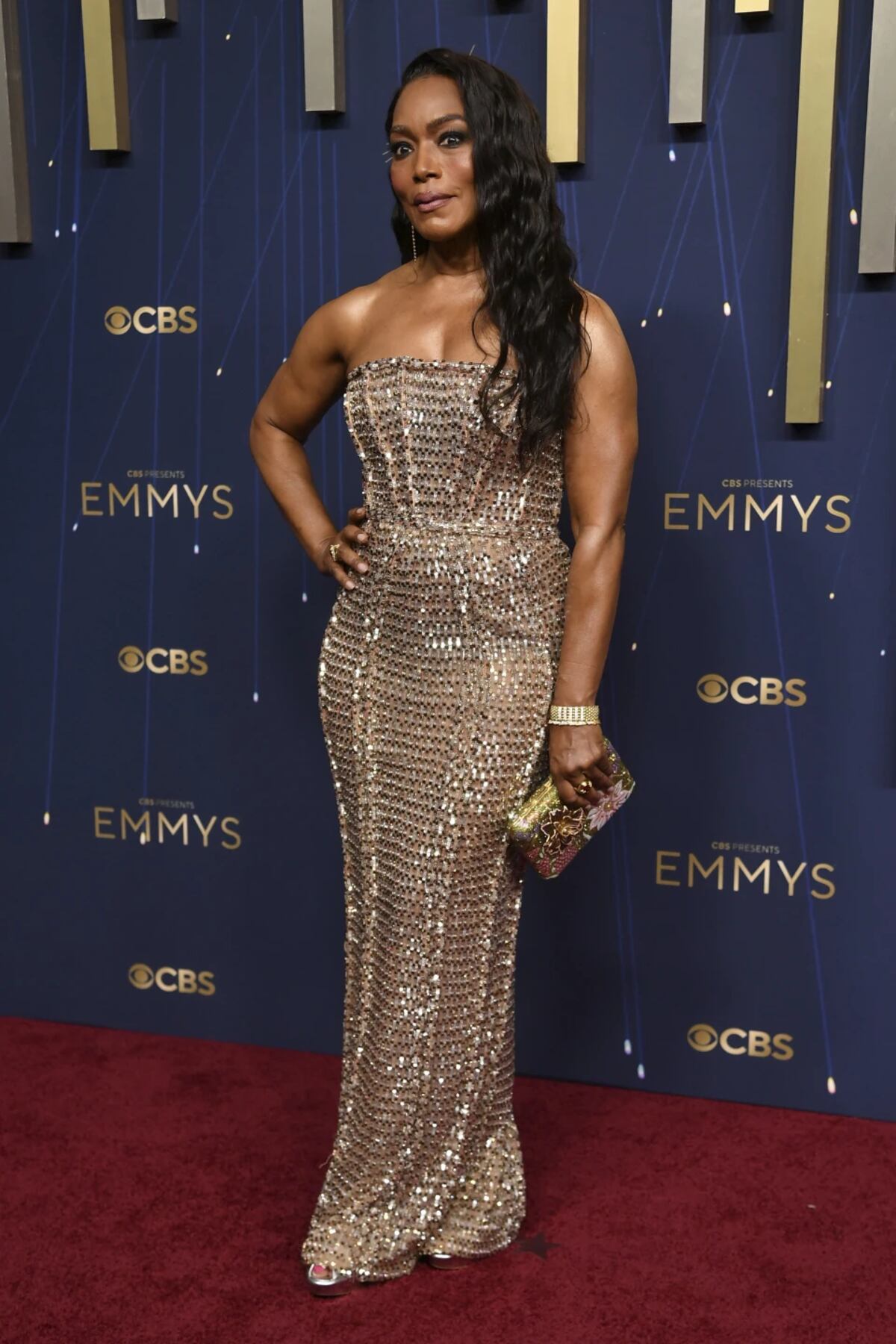 Angela Bassett, deslumbrante en la alfombra roja de los Emmy 2025. (AP)