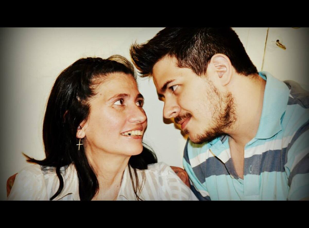 Federico, uno de los hermanos Cuppi junto a su mamá María del Carmen.