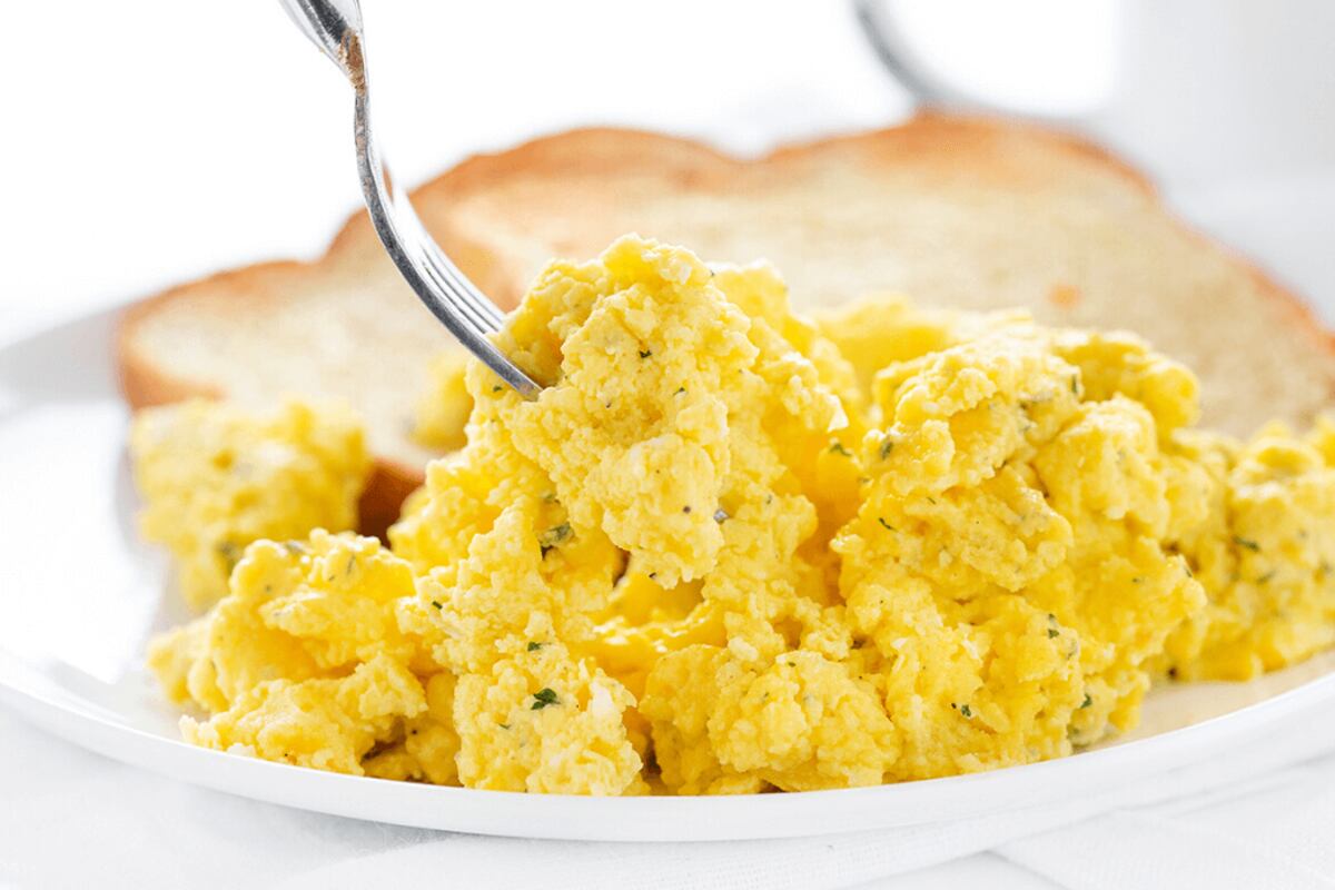 Huevos revueltos, una forma de empezar el día con mucha proteína
