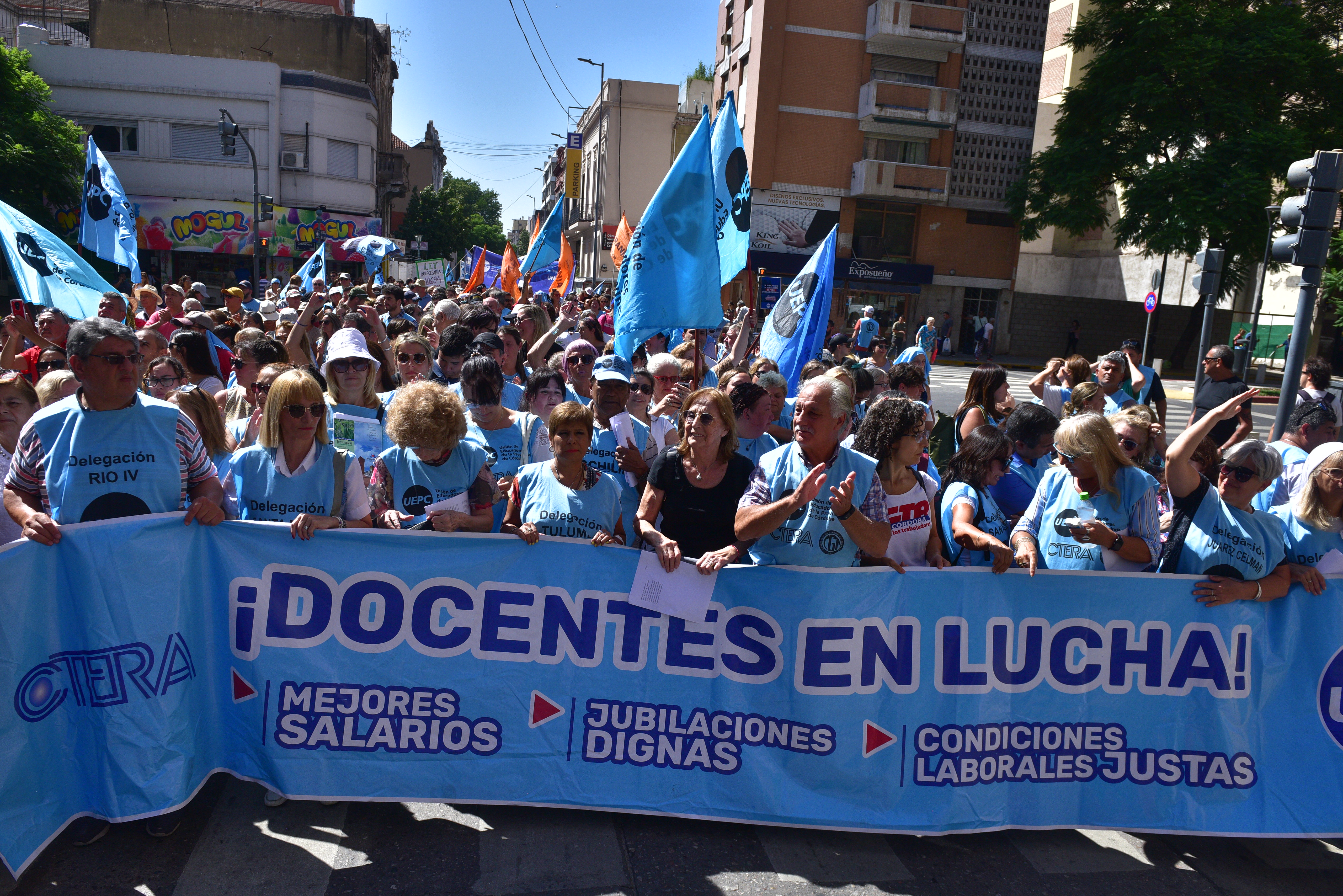 El primer día de clases transcurrió en medio de protestas y movilizaciones por el salario docente. (Ramiro Pereyra / La Voz).