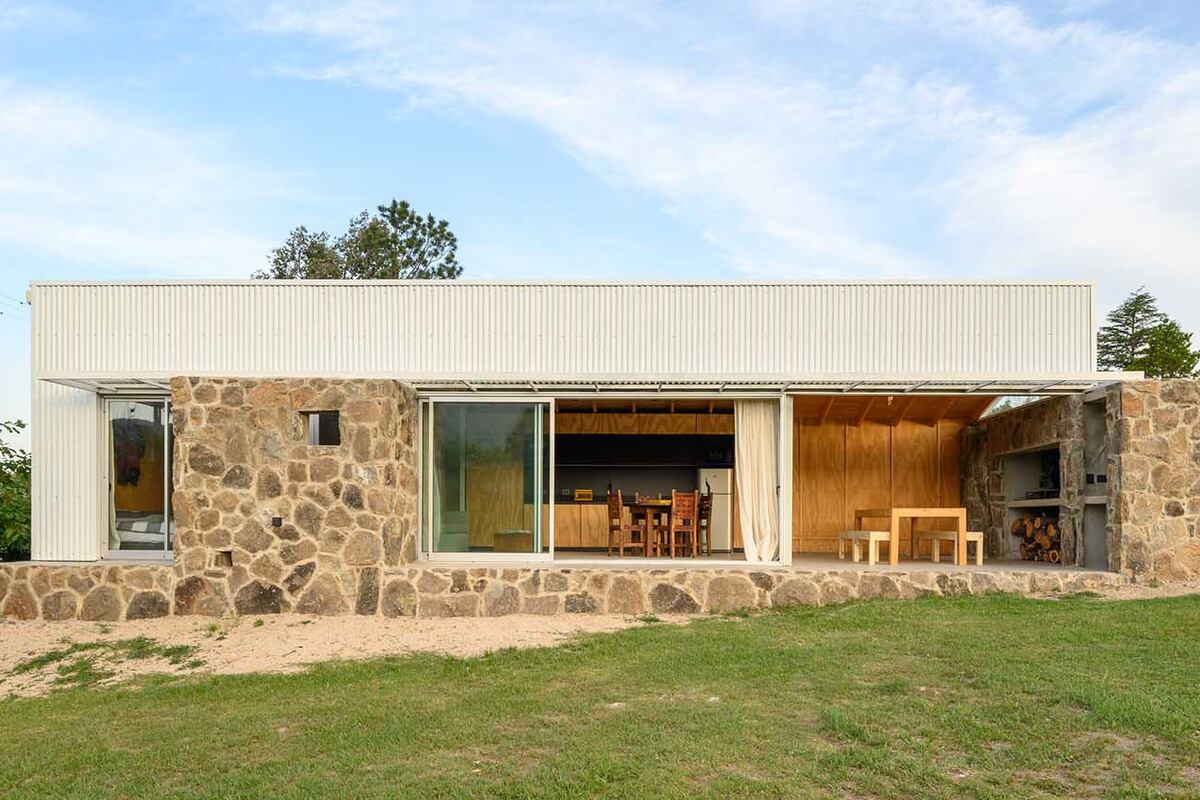 DVH. El doble vidrio hermético disminuye los intercambios térmicos entre interior y exteriores, aislando del frío y del calor (proyecto Casa Bayo, estudio Set Ideas).