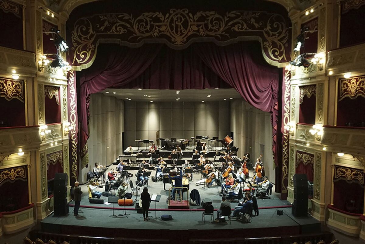 La Orquesta Sinfónica en el imponente marco del máximo coliseo cordobés. Foto: prensa Teatro del Libertador.