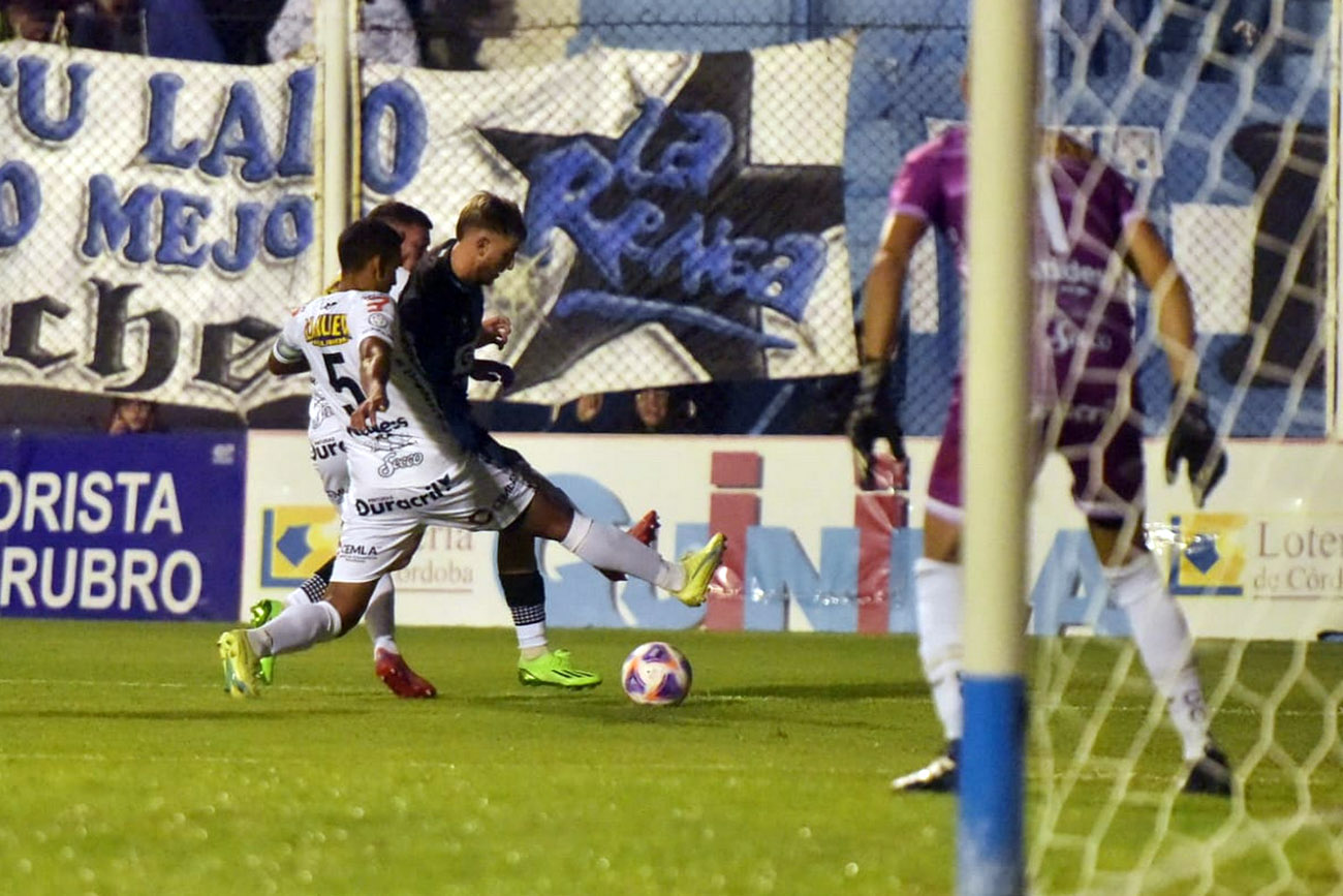 Racing en su primer partido de local en la Primera Nacional 2023, ante Estudiantes de Caseros. (Facundo Luque / La Voz).