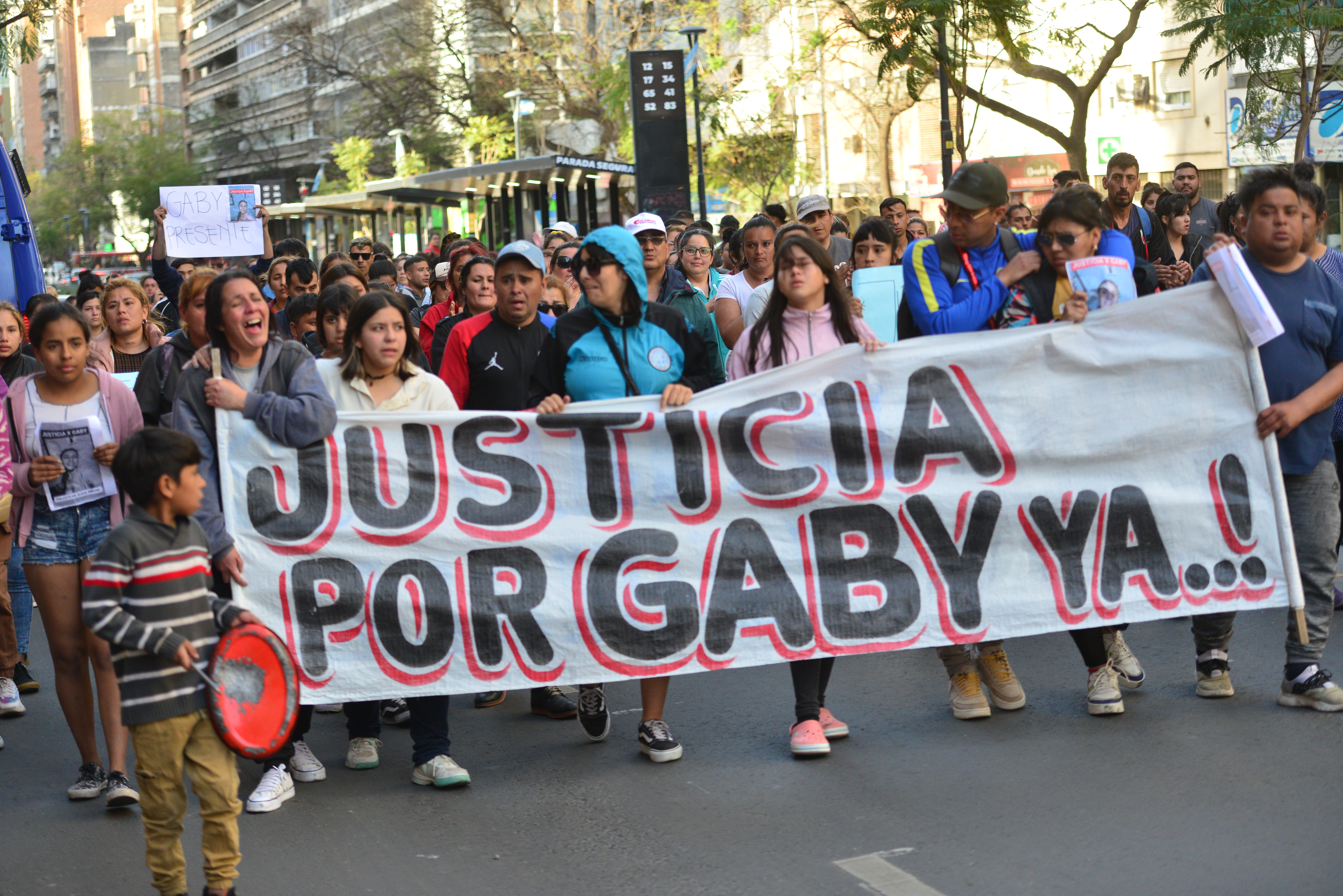 Familiares y amigos de Gabriela Pérez marchan por las calles del centro de la ciudad de Córdoba pidiendo justicia por la muerte de la joven en medio de una balacera entre supuestas facciones sindicales del gremio de la limpieza  Soelsac