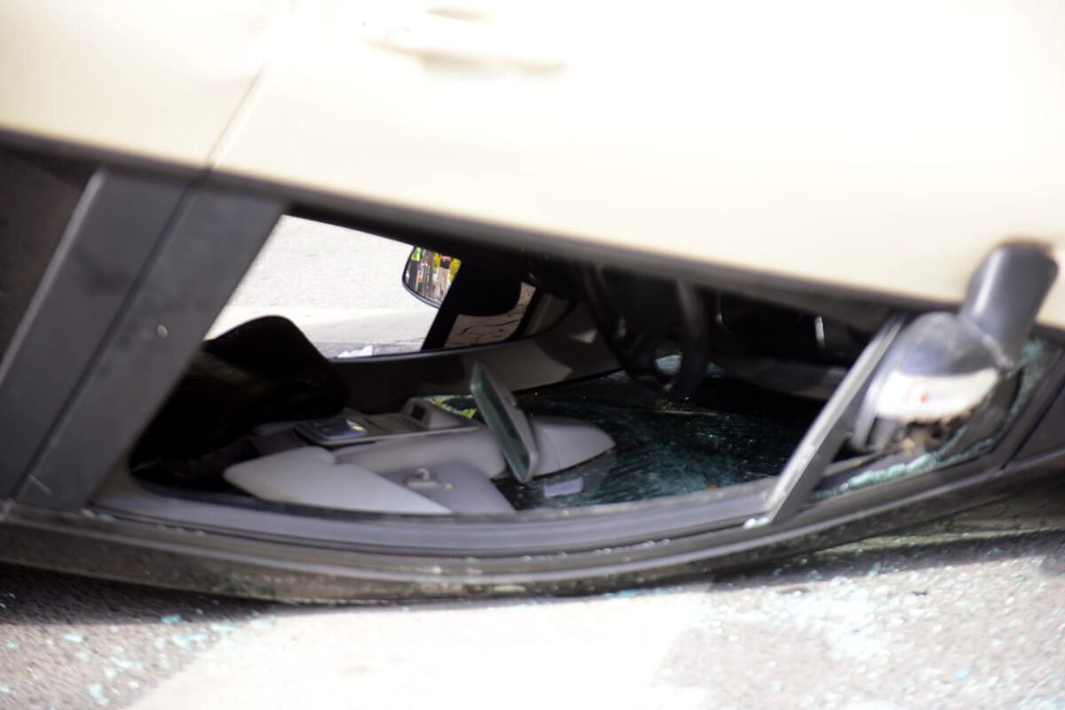 Córdoba. Tras un fuerte accidente un Renault Kaptur volcó en Alta Córdoba, en el cruce entre calles Mendoza y Jerónimo Luis de Cabrera. (José Gabriel Hernández / La Voz)