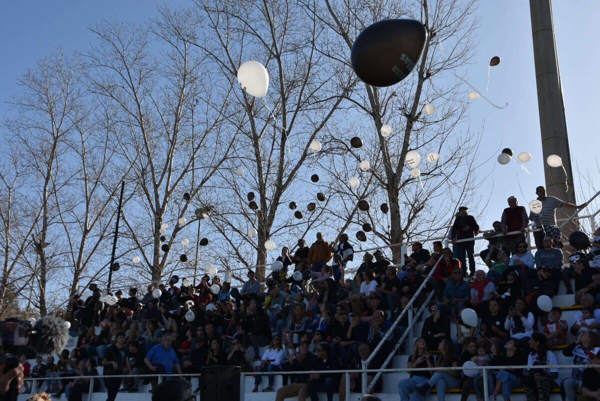 En la previa del partido de Tala RC y Jockey Villa María se realizó un homenaje a Blas Correa y Soledad Laciar -mamá de Blas-, en nombre de toda su familia, donó al club de Villa Warcalde un moderno desfibrilador. (Prensa Tala RC)
