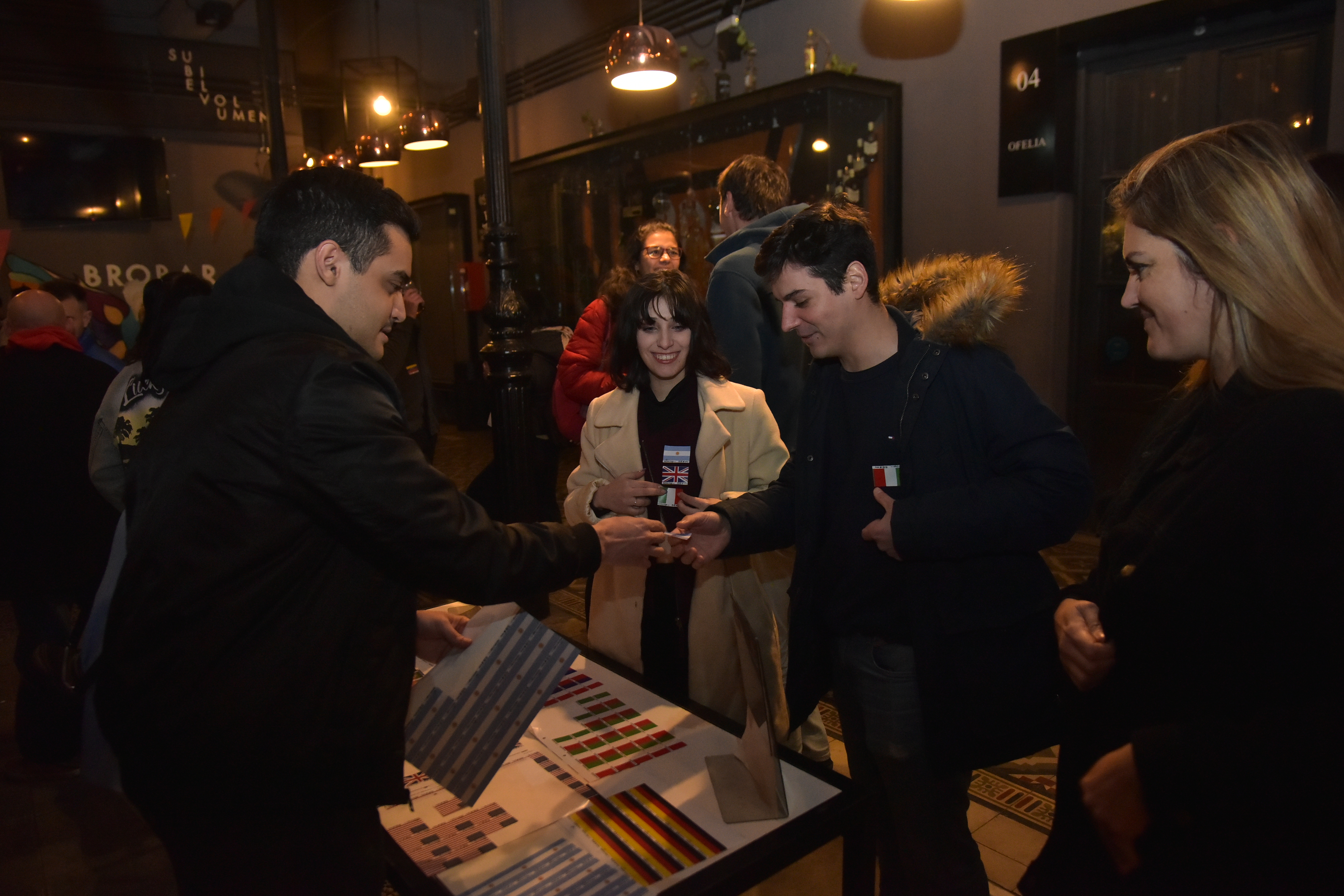Un encuentro de gente que busca conocer otra gente y practicar idiomas. Mundo Lingo en el bar Brobar, de Güemes. Facundo Luque