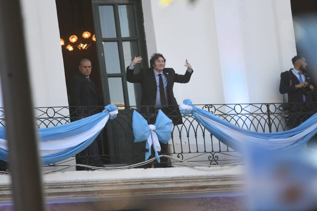 Ciudad de Córdoba. El presidente Milei saludó a los cordobeses desde el balcón del Cabildo (Javier Ferreyra/La Voz).