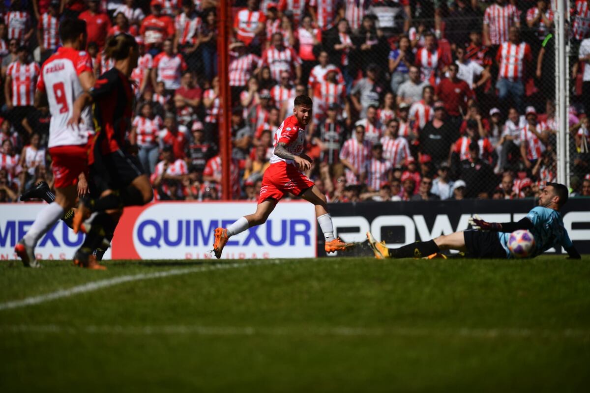 Franco Watson define muy bien y anota la apertura del marcador en el Instituto-Deportivo Madryn, en Alta Córdoba. (Pedro Castillo / La Voz)