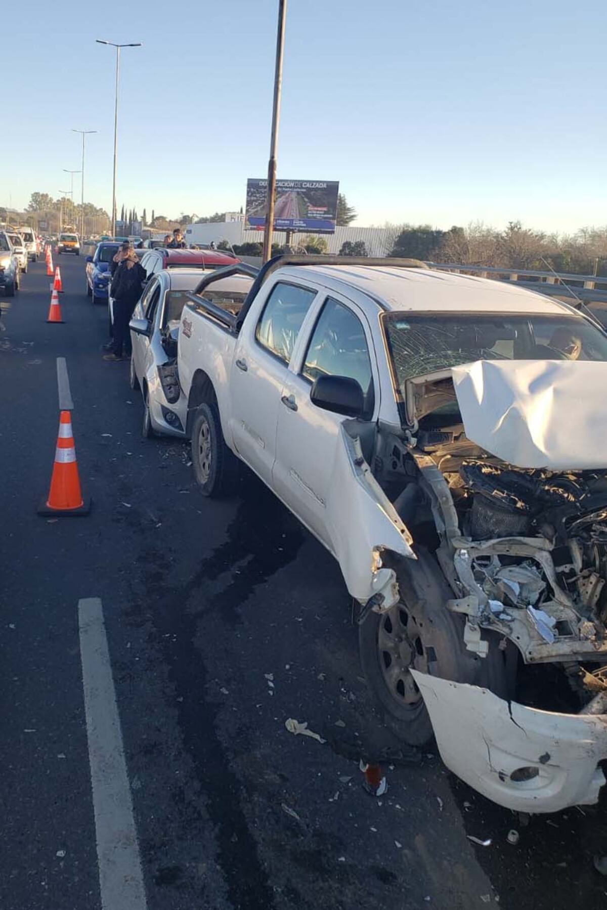 Choque en cadena de seis vehículos en el ingreso a Córdoba, en avenida La Voz del Interior y avenida Japón. (Ramiro Pereyra/La Voz)