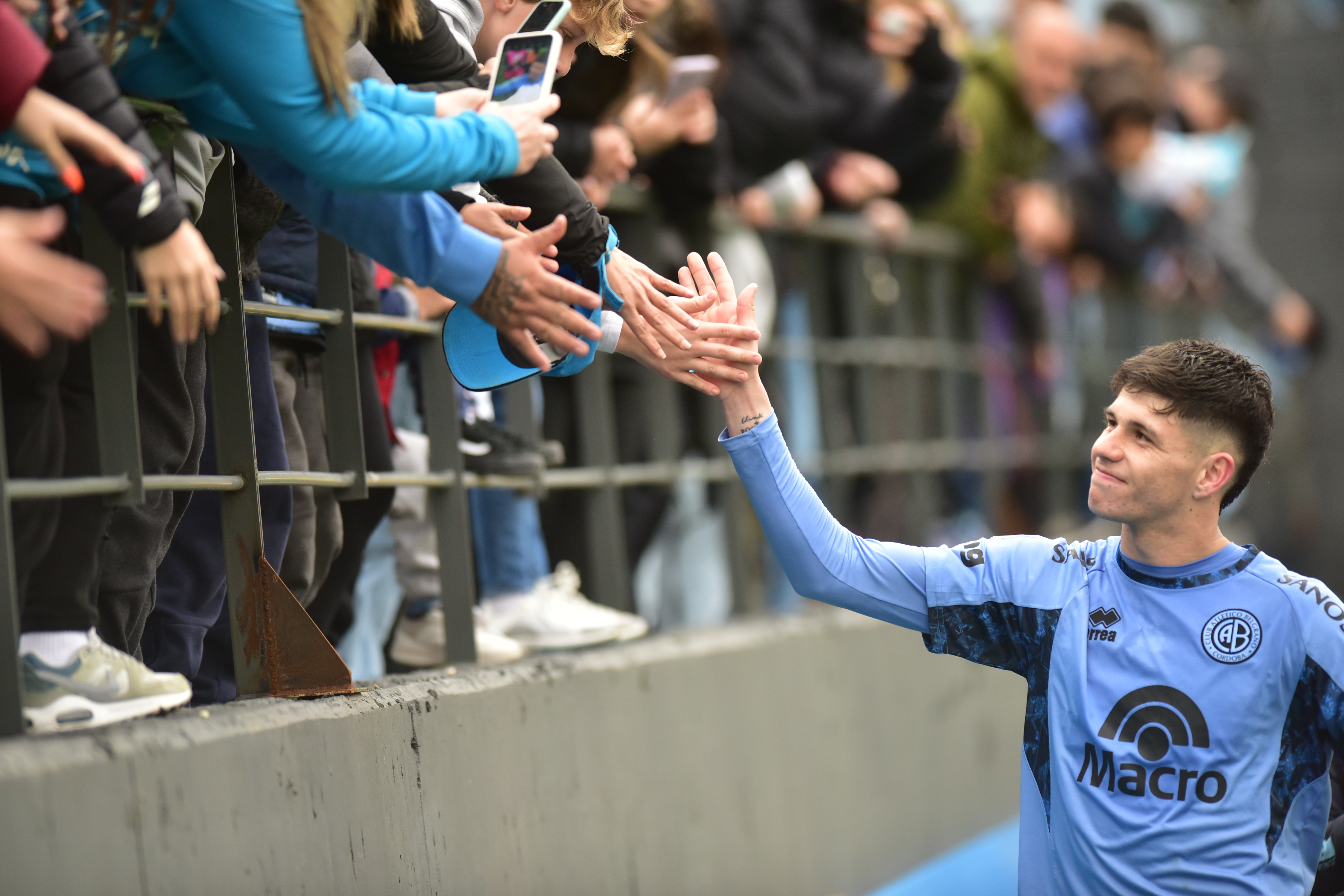 Bruno Zapelli se despidió de Belgrano en Alberdi en el partido ante San Lorenzo. Los hinchas le agradecieron su aporte. (Foto Javier Ferreyra)