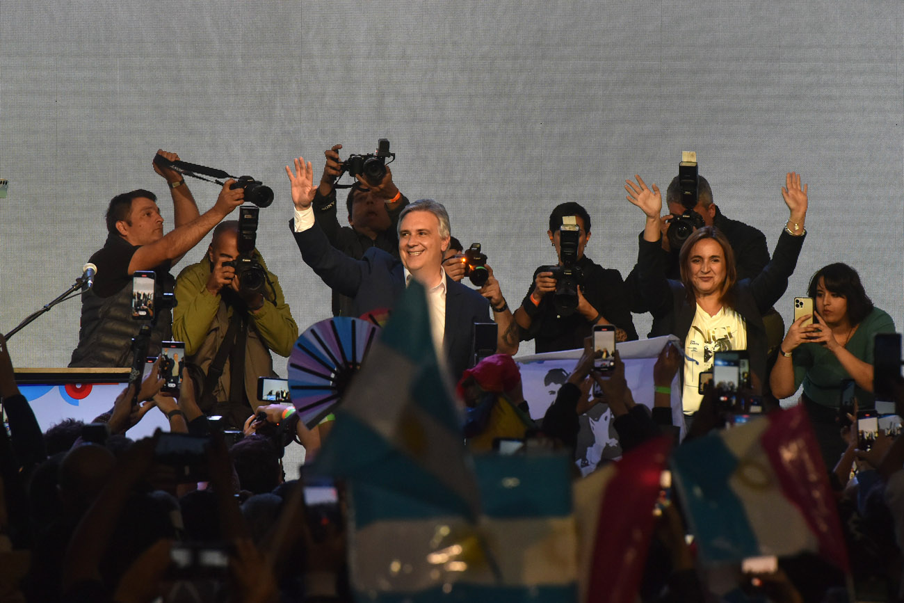 Espera. Martín Llaryora y Myrian Prunotto, la fórmula oficialista, que en la madrugada del 26 de junio fue a hablar con la militancia peronista. Dijeron que iban a esperar el resultado final. (Facundo Luque / Archivo)