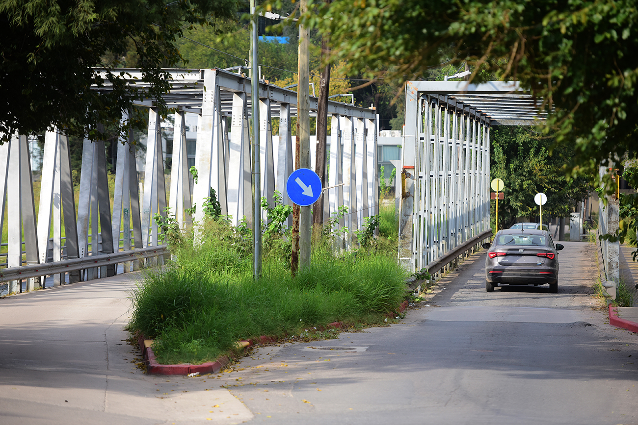 El tránsito vehicular al barrio es intenso. (José Gabriel Hernández / La Voz)