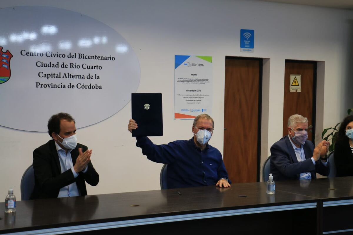 El gobernador firmó un acuerdo con el intendente Llamosas.