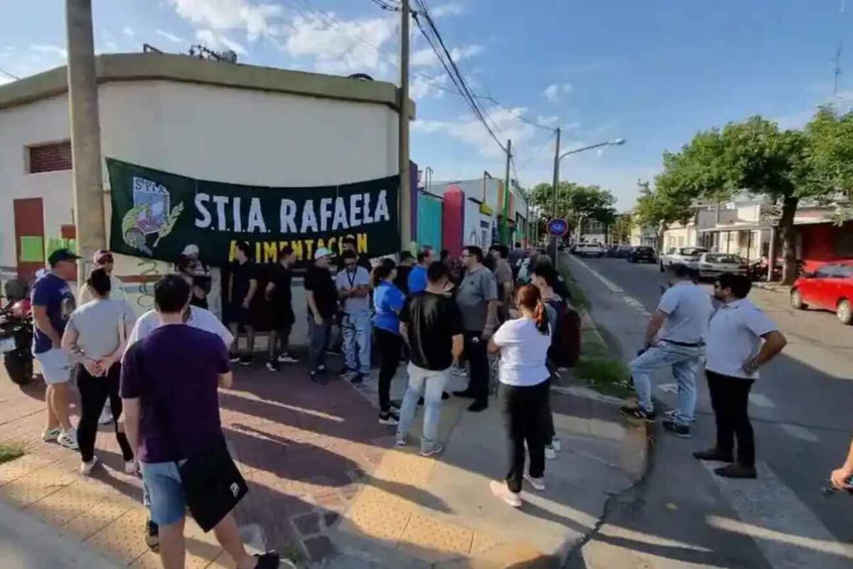 Los dueños de la empresa que lanzó los caramelos "No hay plata" remataron la fábrica por la caída de ventas. (Gentileza)