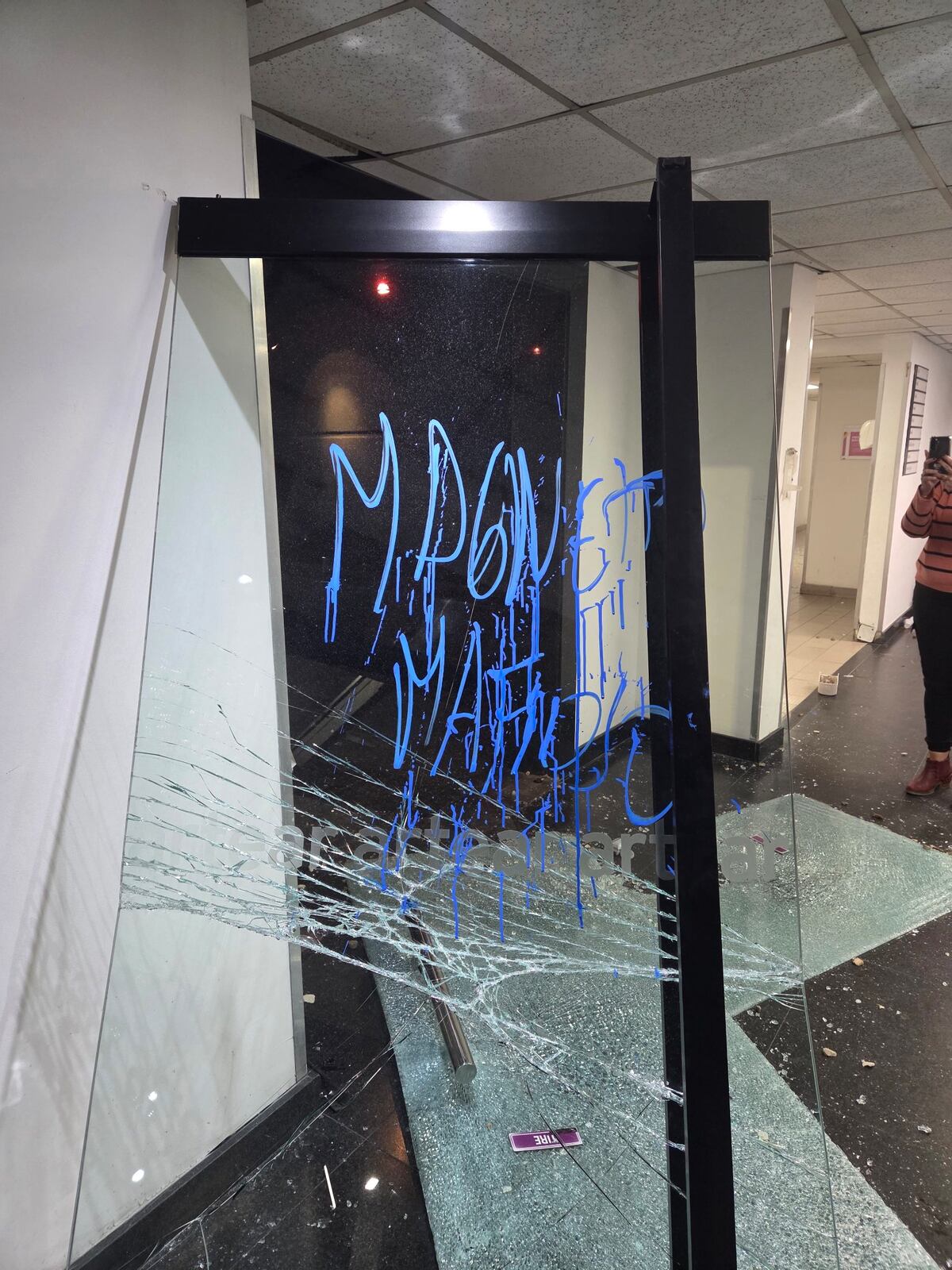 Militantes ingresaron a la fuerza al edificio de TN y Canal 13