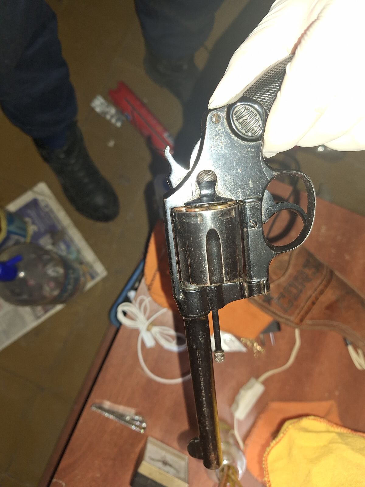 Una de las armas. (Policía)