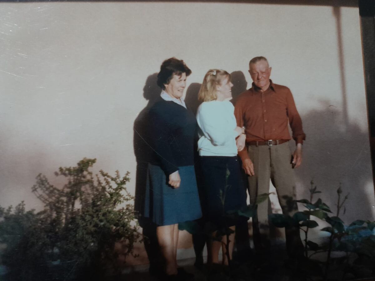 Con sus padres, en Mendoza. Ellos descubrieron la fe en un cursillo matrimonial y contagiaron a sus hijas.