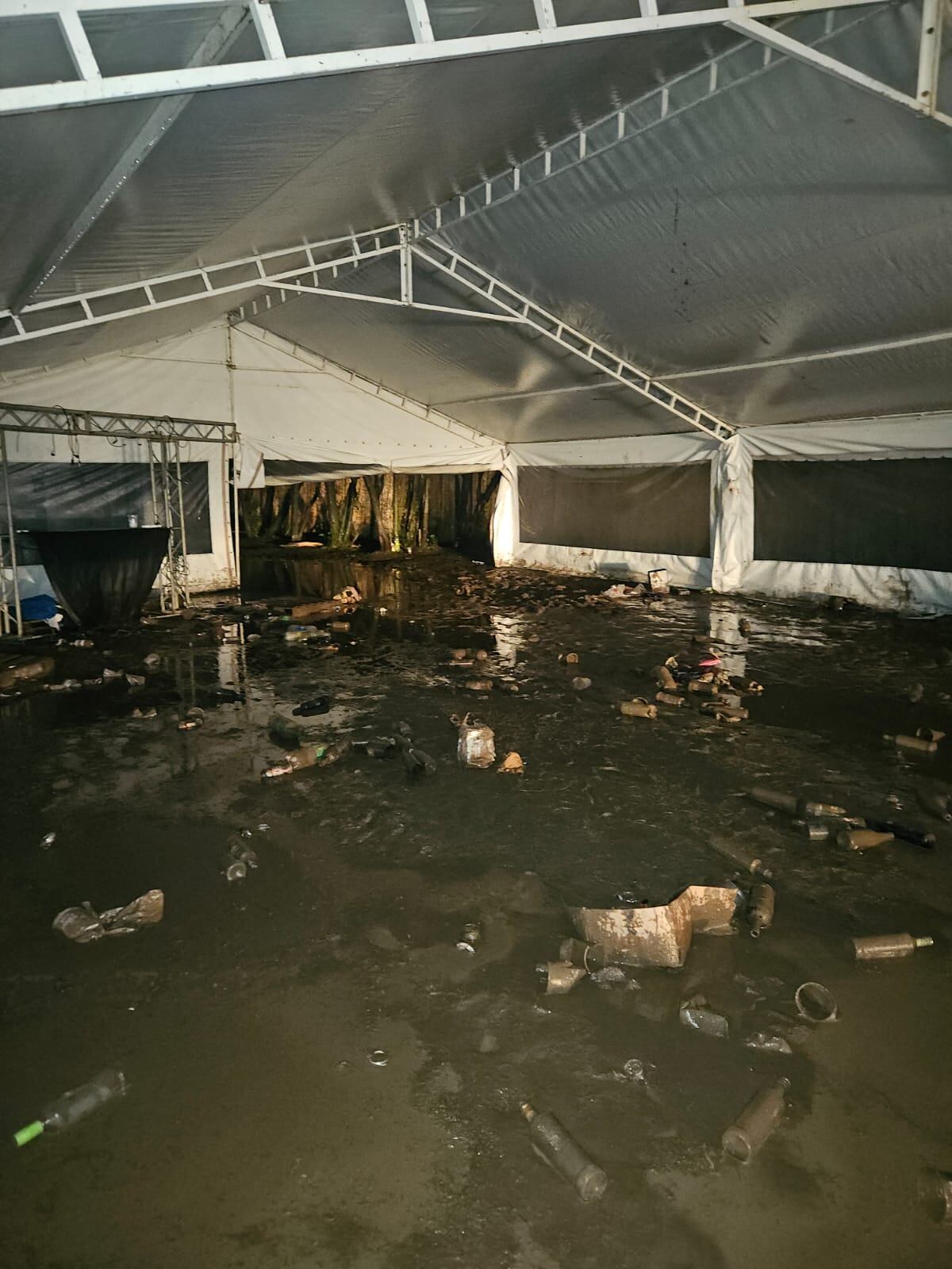 La carpa se inundó. (Policía)