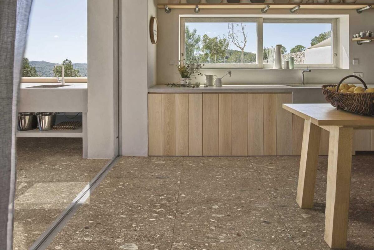 El terrazo es ideal para dar continuidad manteniendo el estilo entre el interior y el exterior. (Foto: Pinterest).