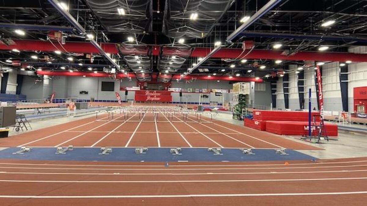 Foto del Alachua County Sports and Events Center, ubicado en Gainesville, Florida, EE.UU. El centro de eventos cuenta con una superficie de 12.077 metros cuadrados cubiertos y 9.011 metros cuadrados descubiertos. Con un historial en el que se registran torneos de básquet, vóley, pickleball, entre otros deportes, esta es la primera vez que será sede del Campeonato Mundial de atletismo de la categoría Máster. (Crédito: MileSplit)