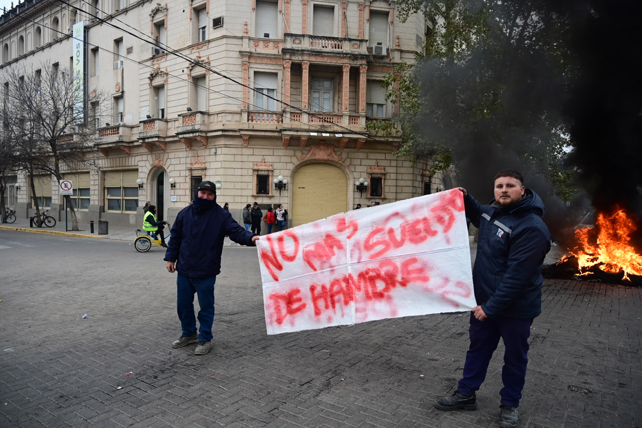 Empleados municipales protestaron hoy frente a la sede de la Municipalidad de Villa María. (La Voz)