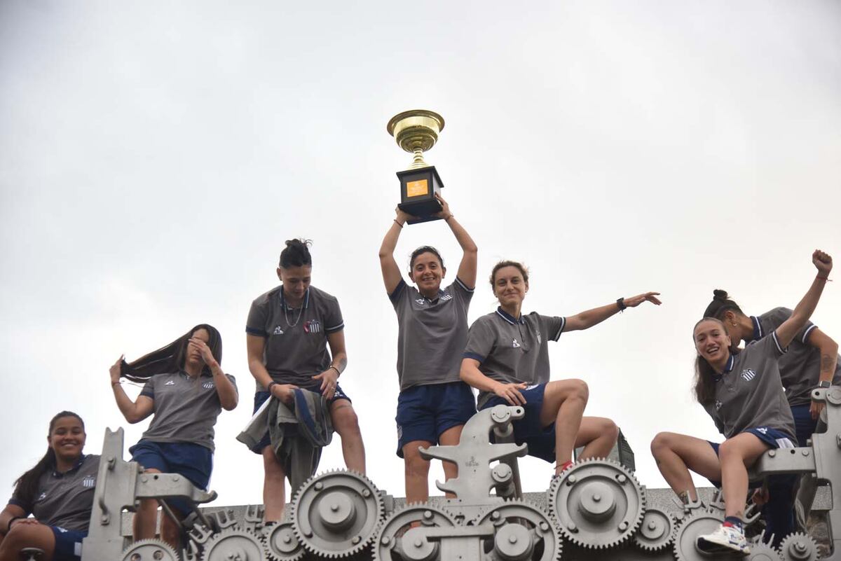 Equipo femenino de Talleres que ascendió a la primera A luego de salir campeonas el Sabado en la Boutique (Facundo Luque / La Voz)