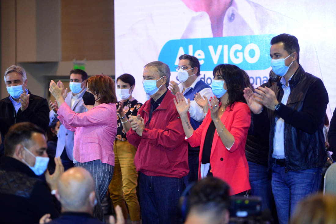 Elecciones PASO legislativas. Las candidatas Natalia de la Sota y Alejandra Vigo en el bunker de Hacemos por Córdoba, junto al gobernador Juan Schiaretti. (Nicolás Bravo / La Voz)
