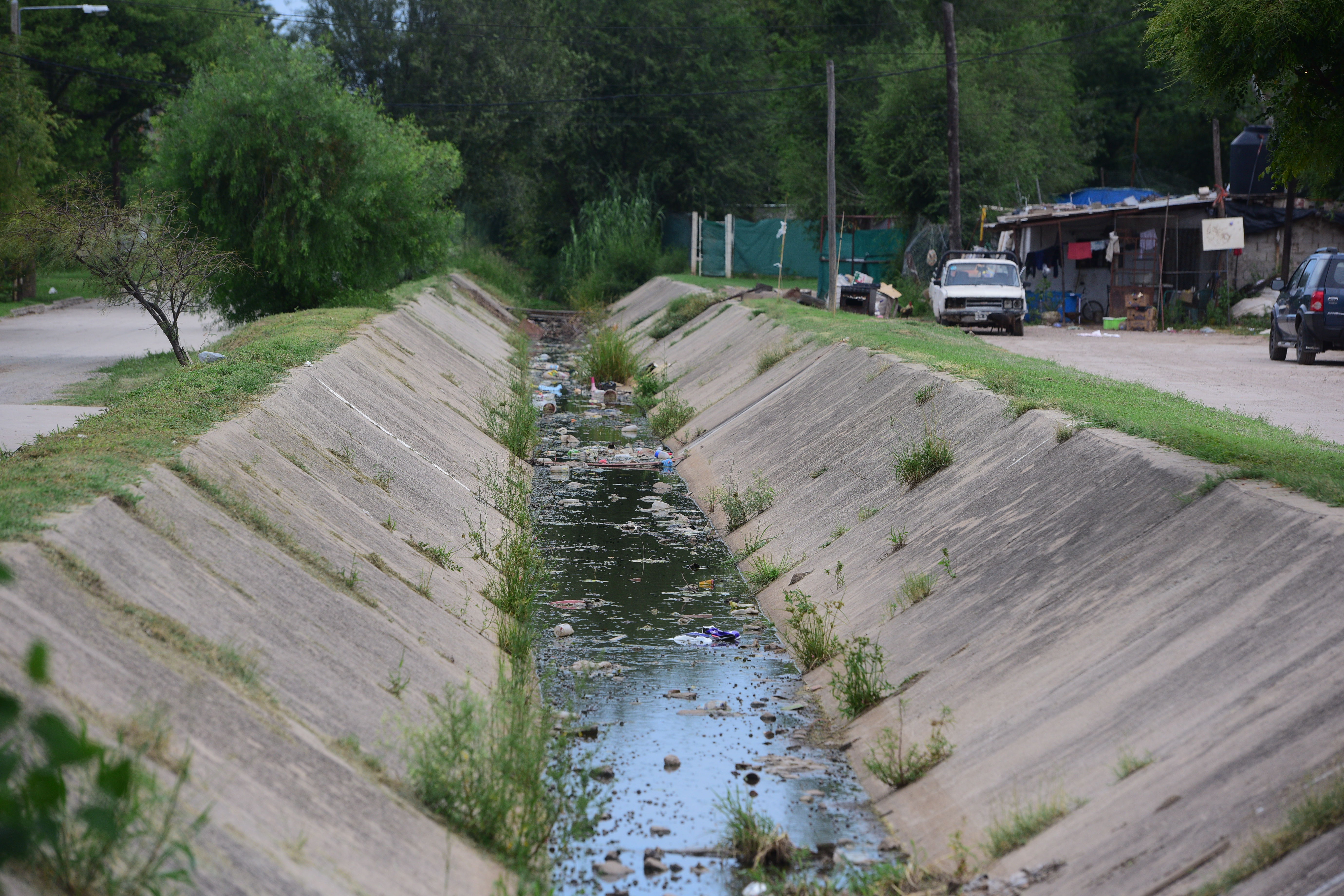 Cuando el canal pluvial se desborda, el agua llega al asentamiento agravando la situación. (José Gabriel Hernández / La Voz)