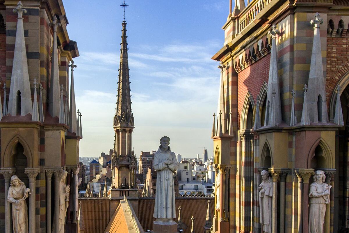 Los Capuchinos destaca por su gran número de esculturas y pinturas, que conforman una construcción metafórica que refiere a la existencia humana y su relación con Dios. Turismo Córdoba Capital.