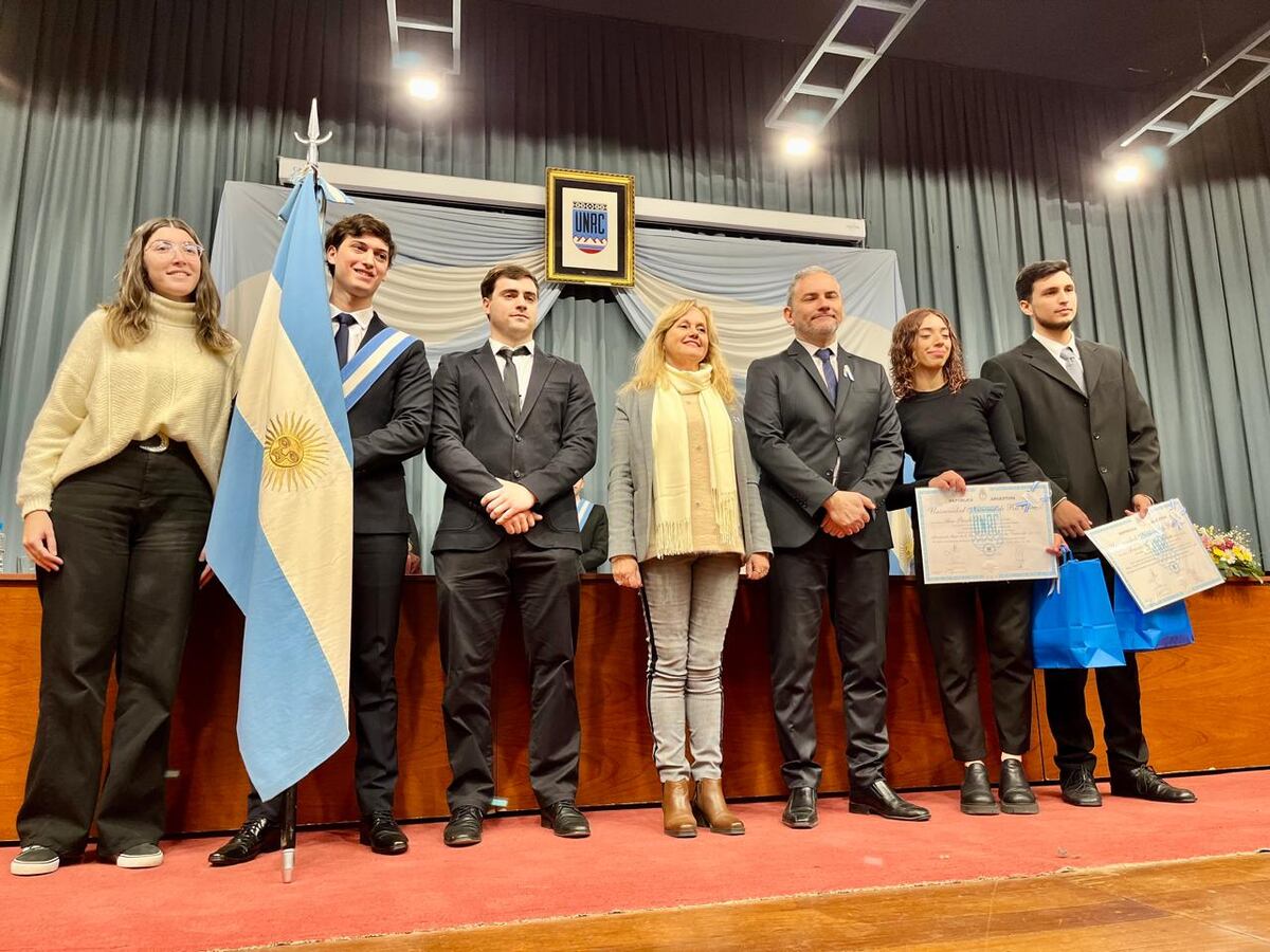 Río Cuarto. Bandera mayor entrante y bandera saliente, con autoridades universitarias (Tomy Fragueiro/La Voz).