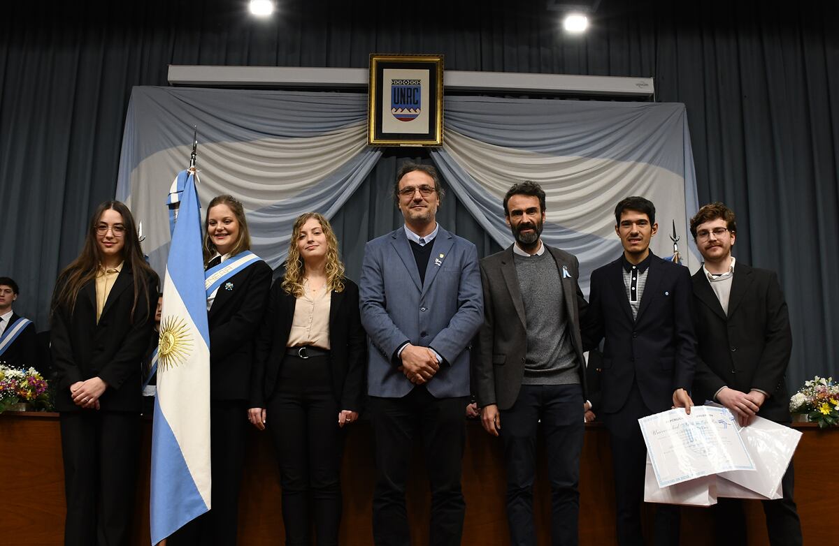 Río Cuarto. Bandera entrante en Ingeniería, compuesta íntegramente por mujeres, y bandera saliente junto a las autoridades de la facultad (Gentileza Prensa UNRC).