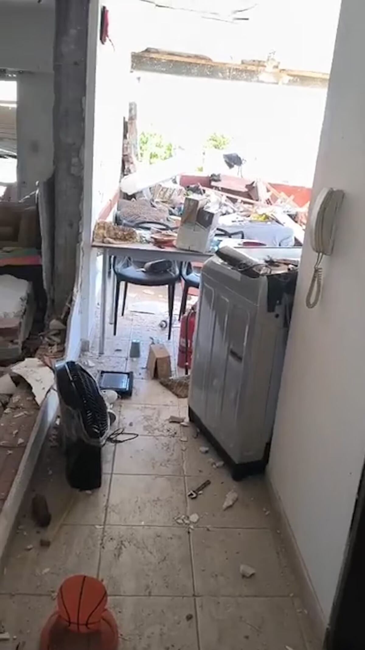 Impactante explosión en un edificio de Neuquén: volaron techos, paredes y una mujer resultó herida