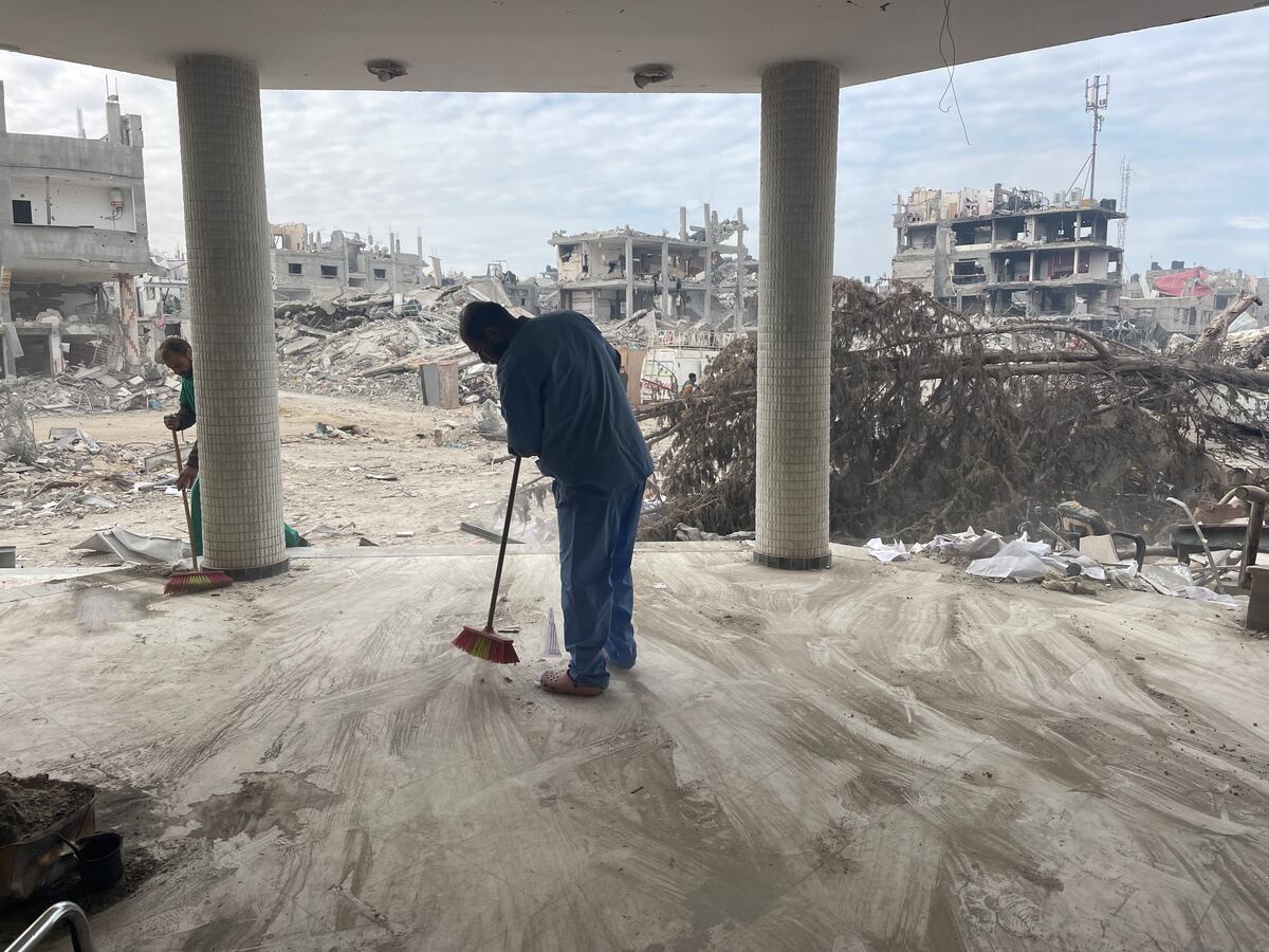 Tres días después de la entrada en vigor del alto el fuego, varios hombres retiran los escombros dentro del hospital Emiratí en Rafah. Tras 15 meses de guerra en Gaza, las personas desplazadas intentan volver a sus hogares y reconstruir Rafah, una ciudad que quedó prácticamente en ruinas. Franja de Gaza, Palestina. (MSF)