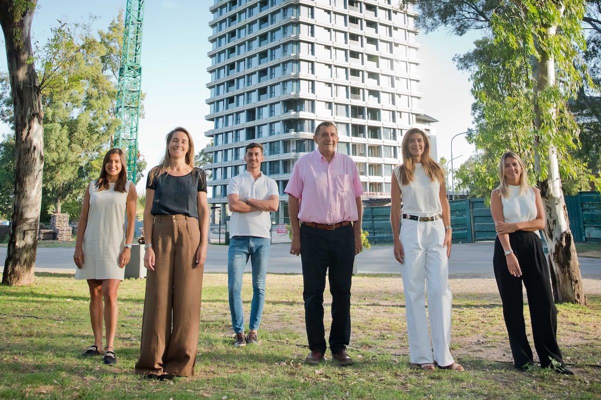 Los integrantes de Grupo Dinosaurio. De izquierda a derecha Denise Lauret y Florencia, Martín, Euclides, Fernanda y Eugenia Bugliotti. (Gentileza Grupo Dinosaurio)