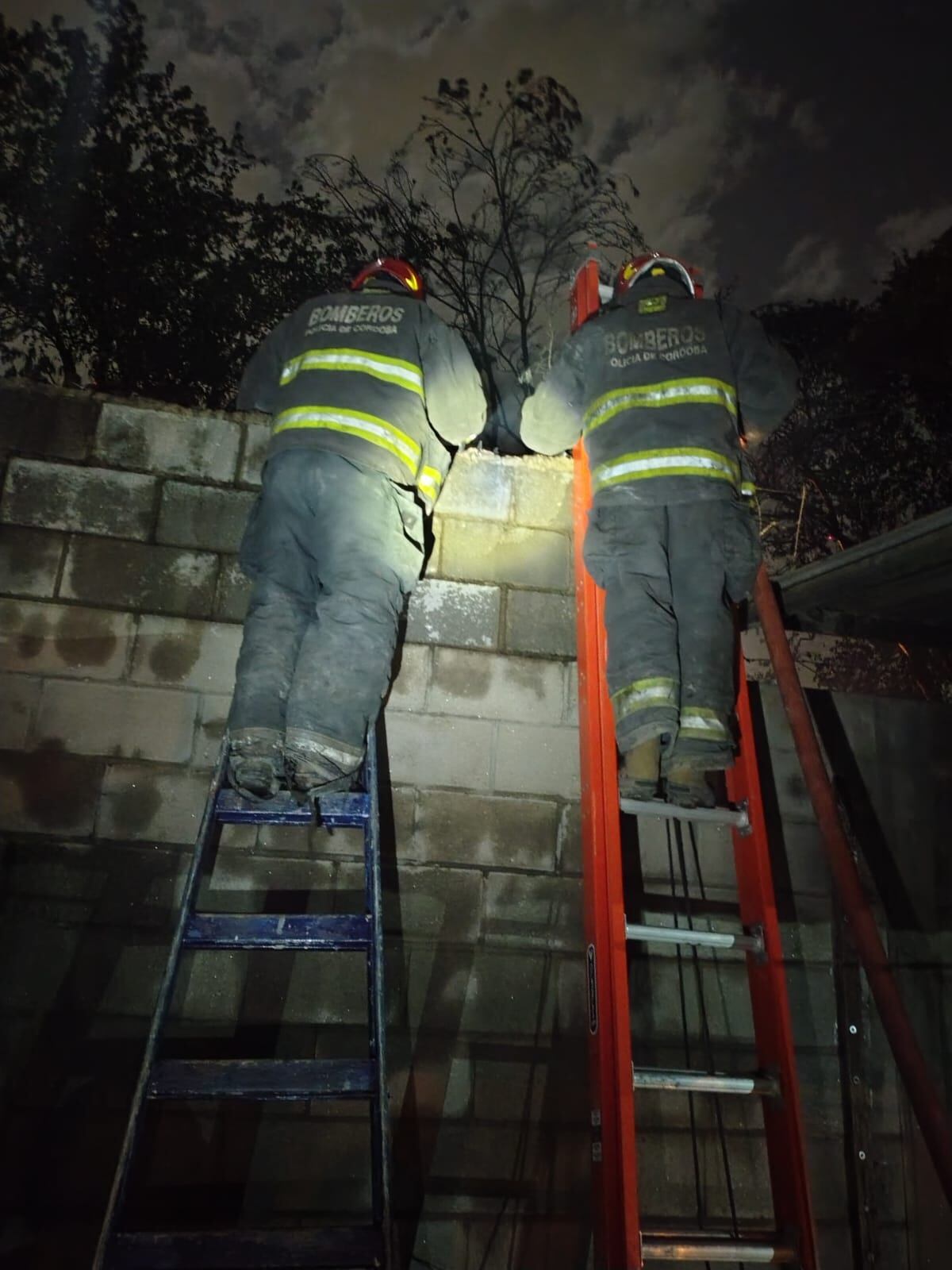 Córdoba. Se incendiaron tres viviendas y siete personas recibieron asistencia. (Policía de Córdoba)