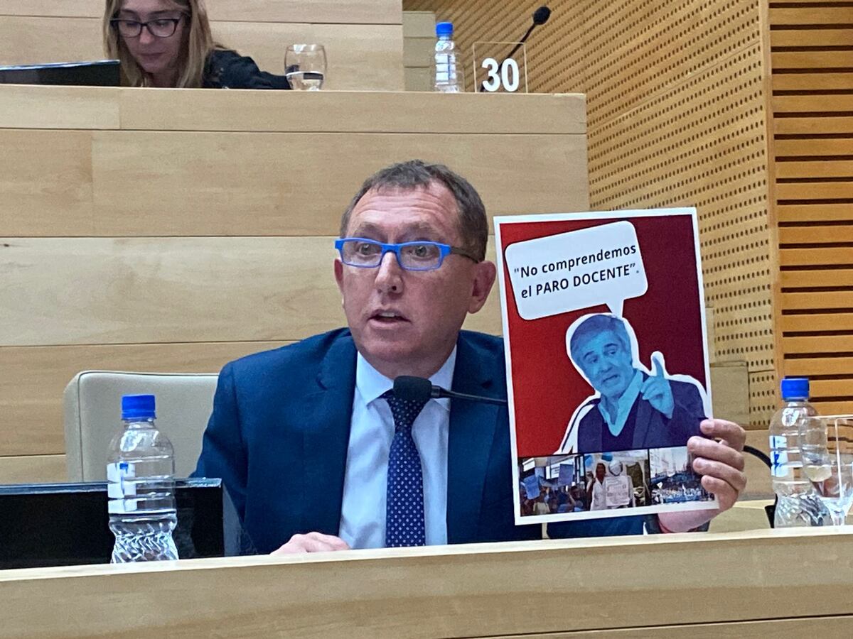 El radical Rossi mostró unos carteles con los que pidió la renuncia del ministro Grahovac. (Prensa Dante Rossi)