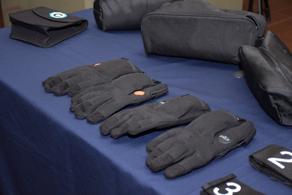 Presentación de guantes de descarga eléctrica en la Jefatura de Policía de Córdoba. (Policía)