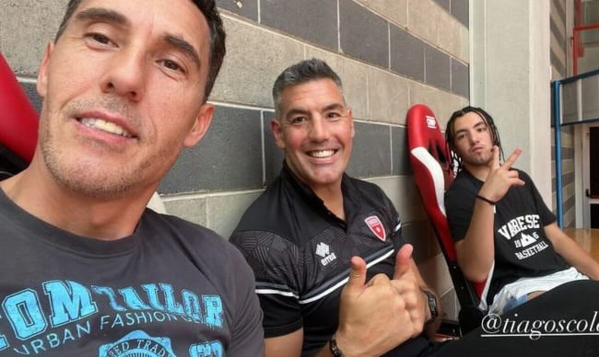 Pablo Prigioni junto a Luis Scola y uno de los hijos, Tiago, en Varese, presenciando la práctica de la selección argentina U17 camino al Mundial. (IG Pablo Prigioni)
