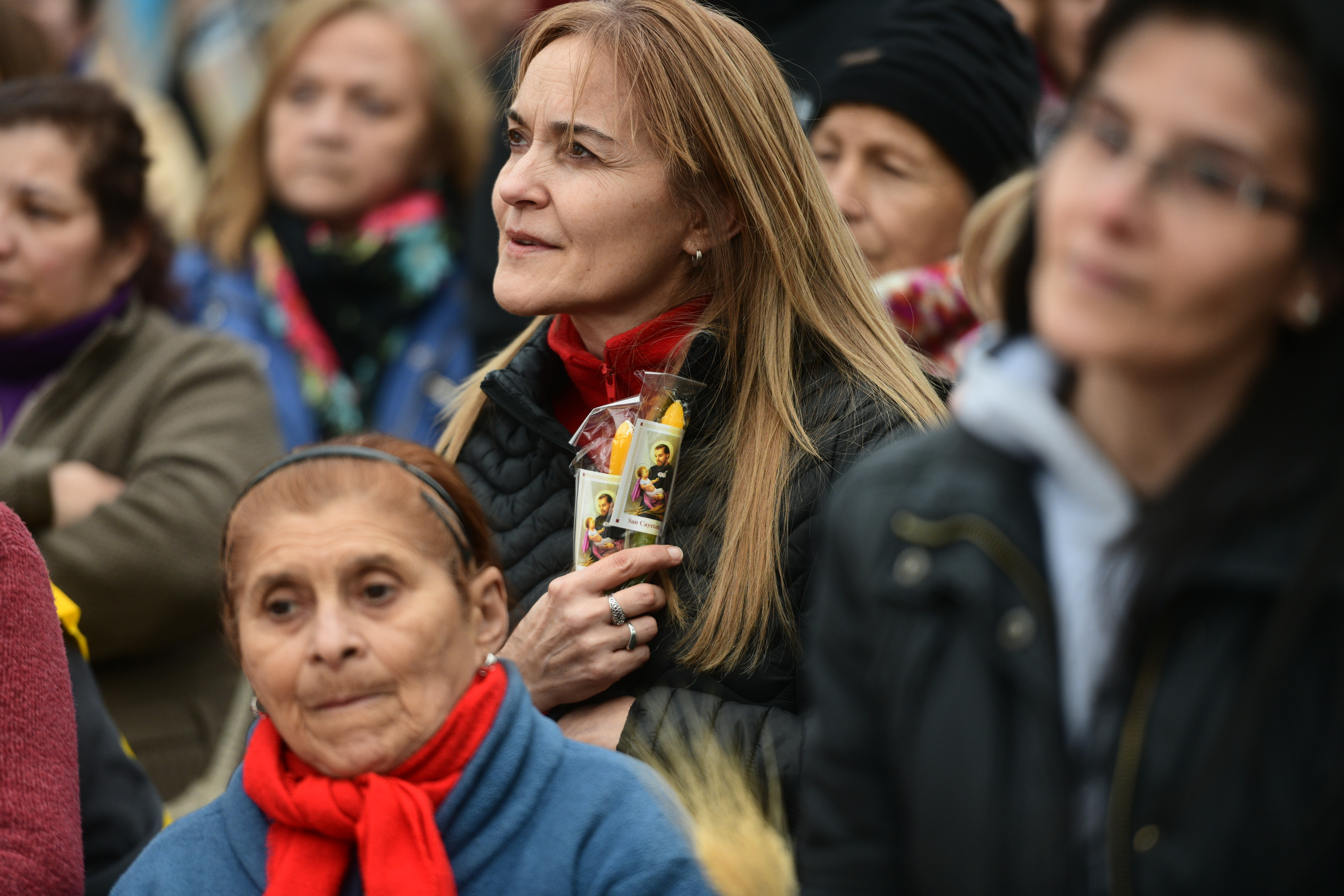 La procesión por San Cayetano por las calles de San Vicente y Altamira concluyó con una misa del Arzobispo Ángel Rossi. (Javier Ferreyra / La Voz)