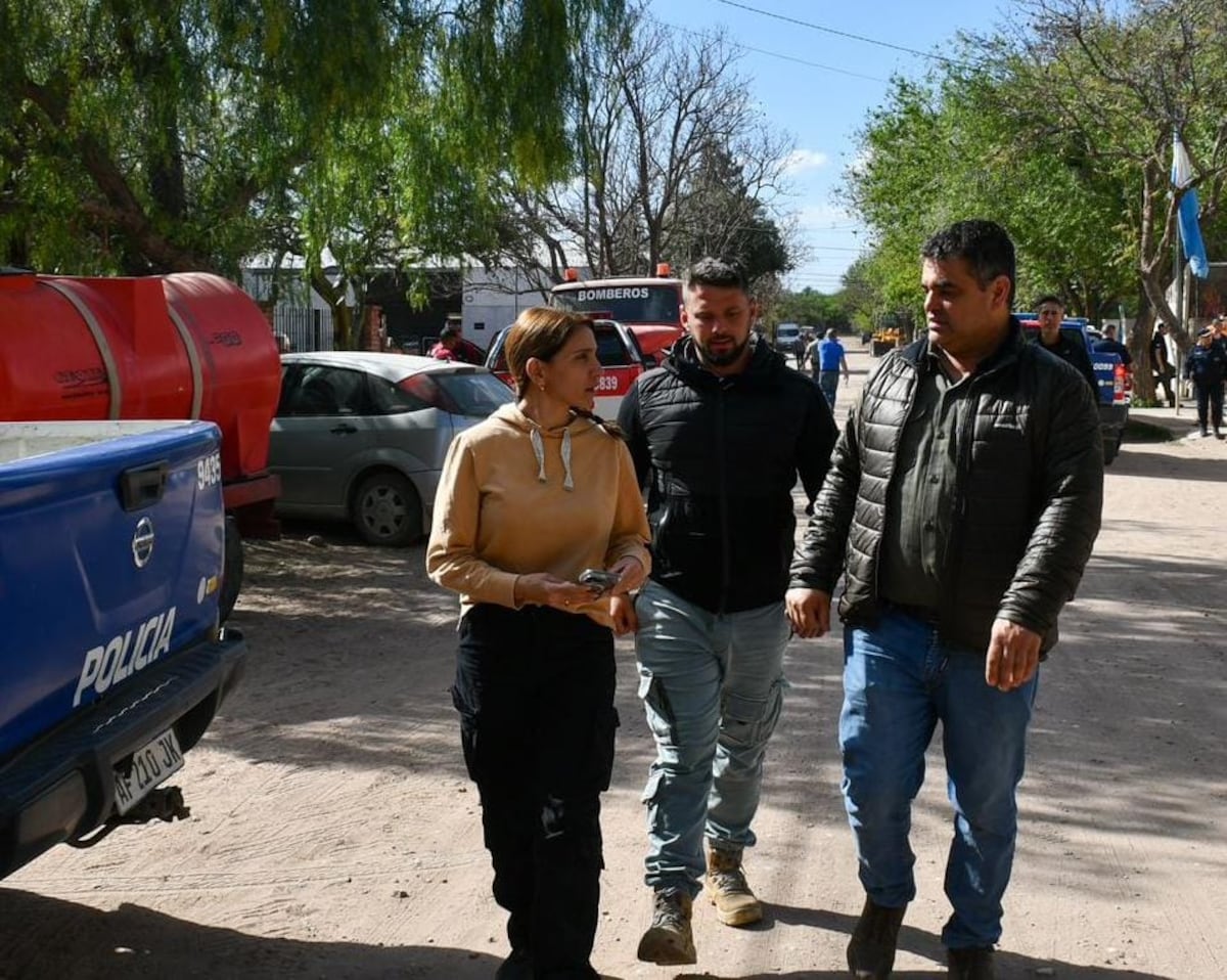 La ministra Victoria Flores recorrió la zona afectada por el fuego en las reservas naturales. (Prensa Gobierno)