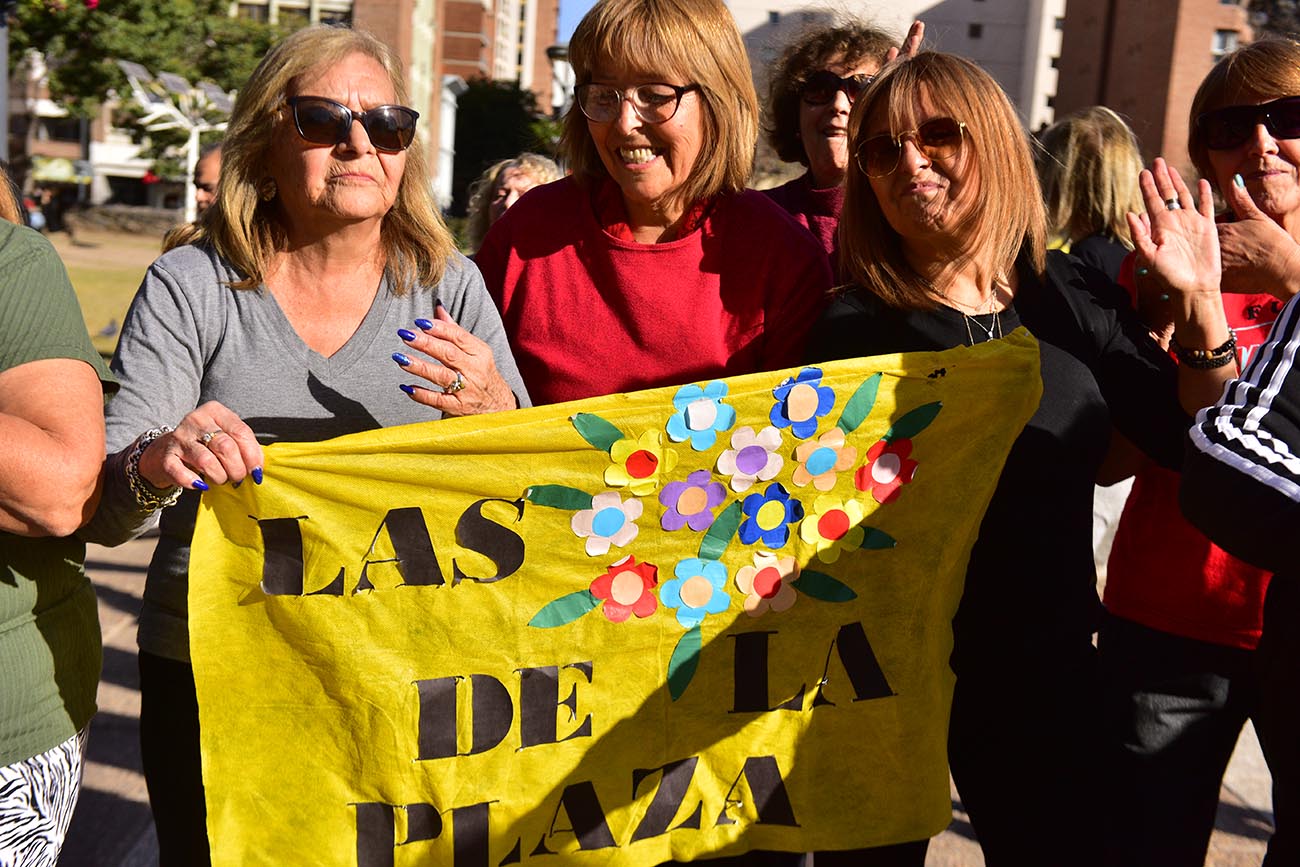 Héroes y heroínas / "Las de la Plaza", es el nombre del grupo de personas que baila en la Plaza de la Intendencia en Córdoba, con la conducción de Natalia Vilatta, profesora de danza. (José Gabriel Hernández / La Voz)